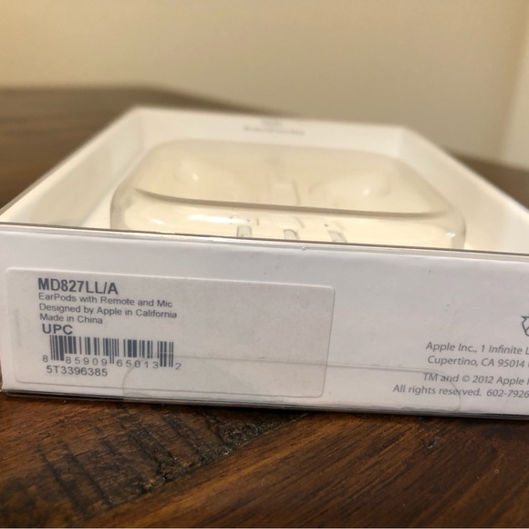 Apple Wired Ear-buds w/case - Picture 4 of 4